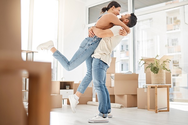 Couple emmenage dans logement neuf