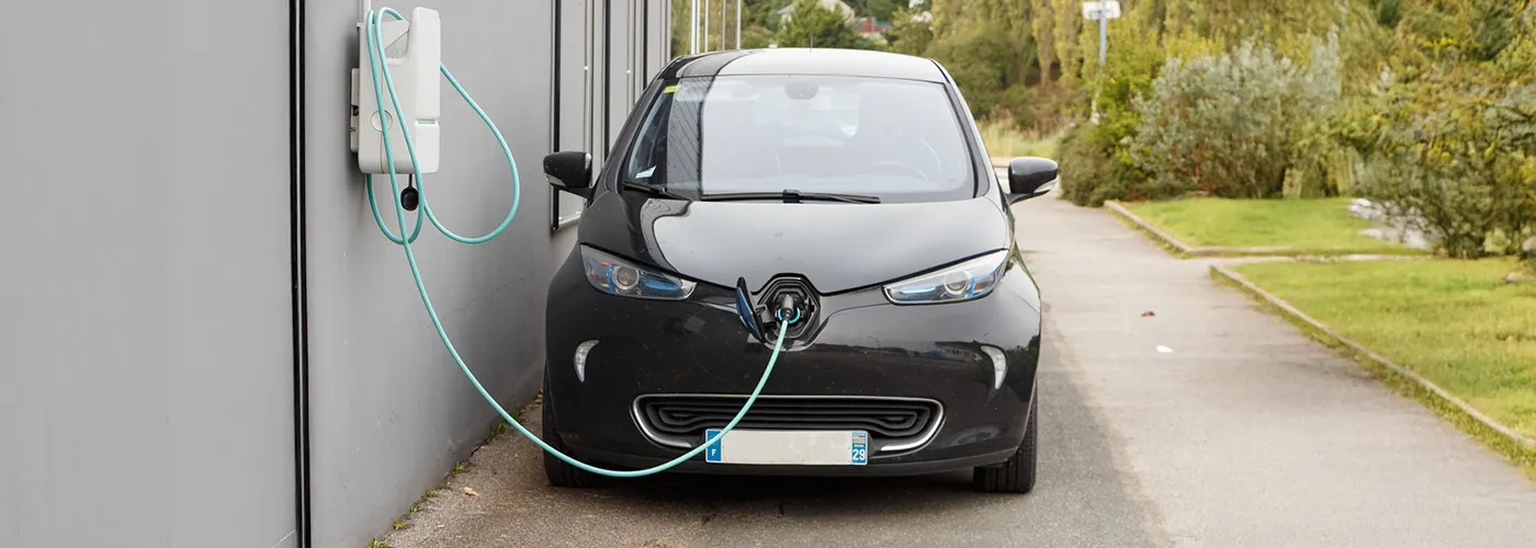 Installer une borne de recharge pour voitures électriques chez soi : mode d’emploi