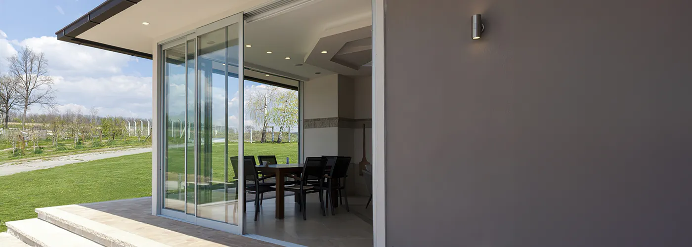 Construction de maison : faut-il ajouter une porte vitrée ?